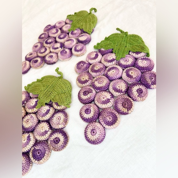 Mid-Century Modern Vintage Crochet Purple Grapes Bottle Cap Hot Pad Trivets - Picture 4 of 9
